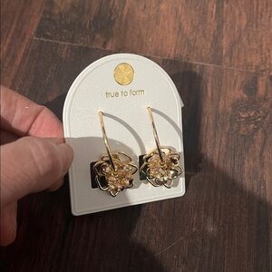 True to form moveable flower Goldtone Hoop earrings NEW 🌼